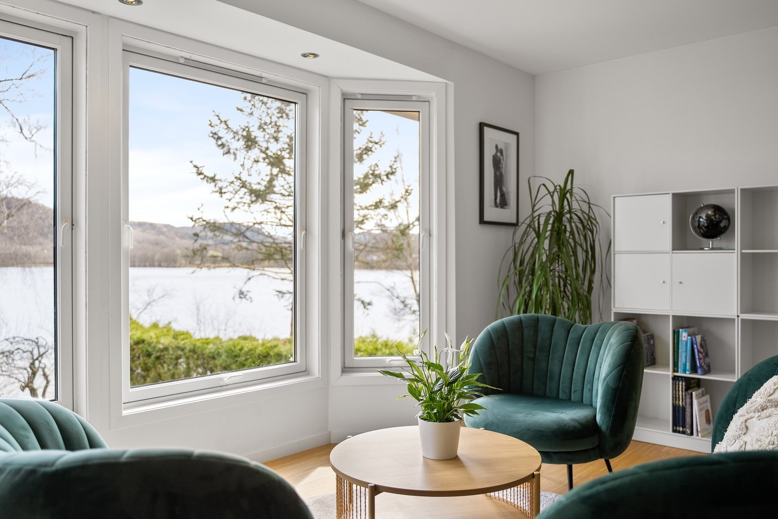 Et karnapp i stuen skaper en egen sone med nærhet til utsikten over vannet. Galleribilde