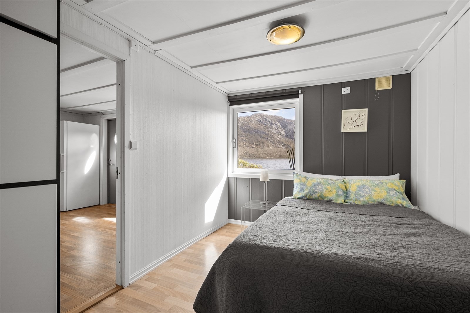 Soverommet i hybelen har plass til seng og oppbevaring. Galleribilde