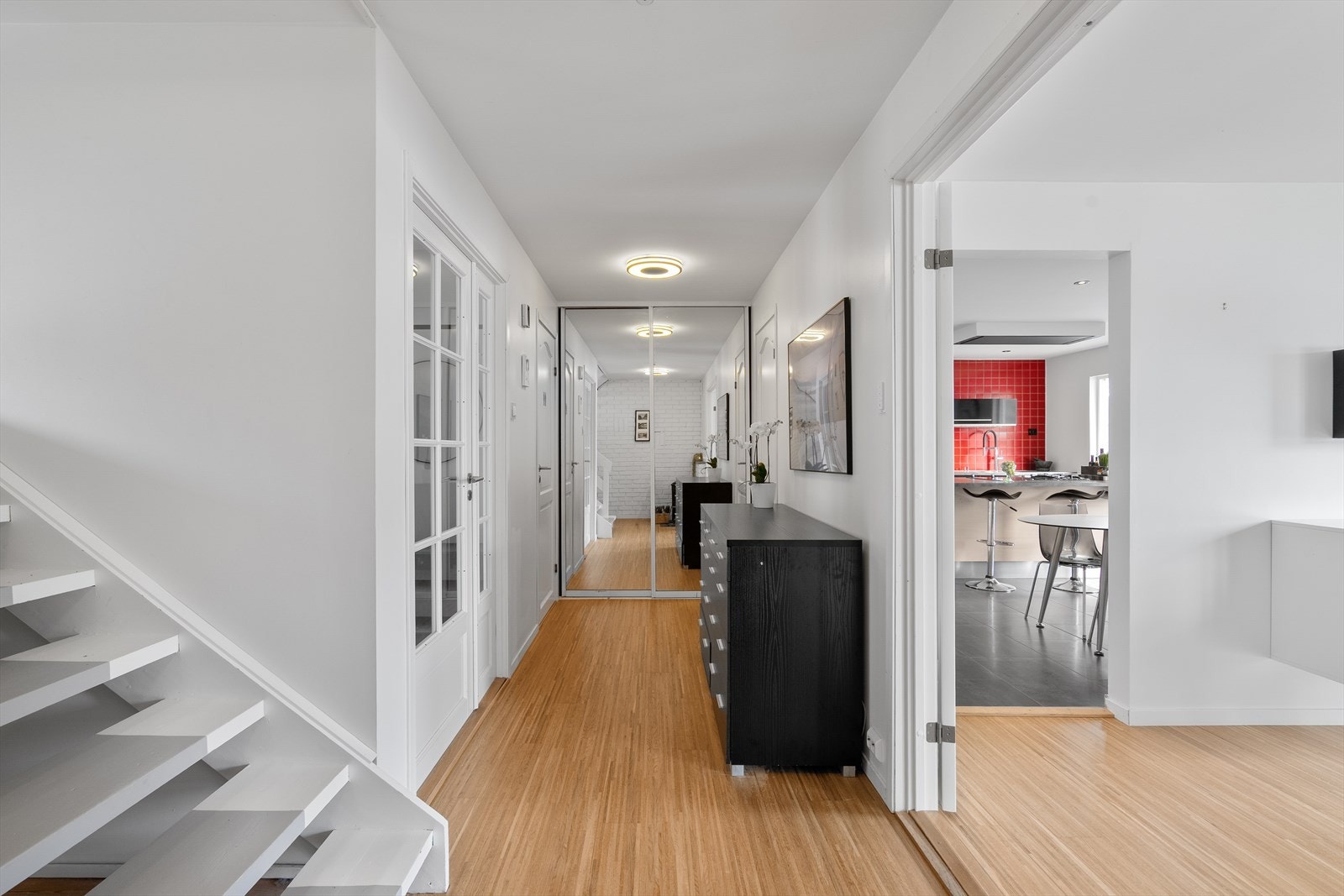 Fra gangen er det en åpen og lys forbindelse videre inn mot kjøkkenet og stuen. Galleribilde