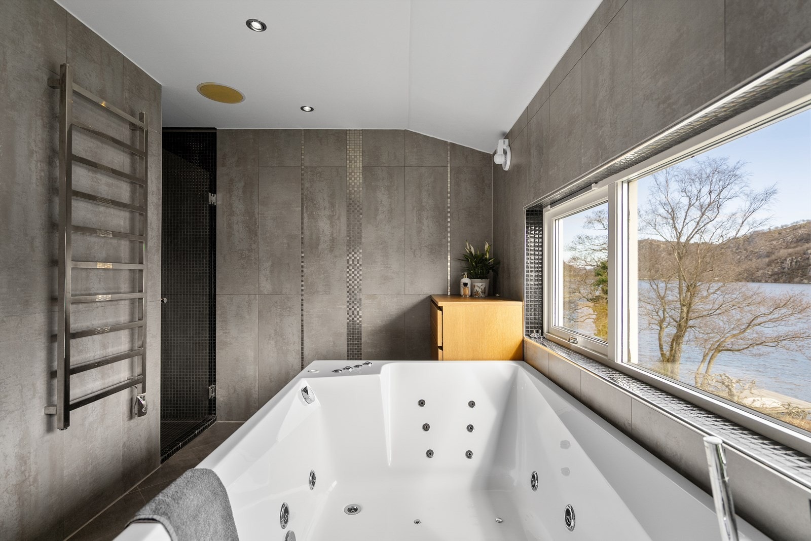 Fra boblebadet kan du nyte den beroligende utsikten over vannet. Galleribilde