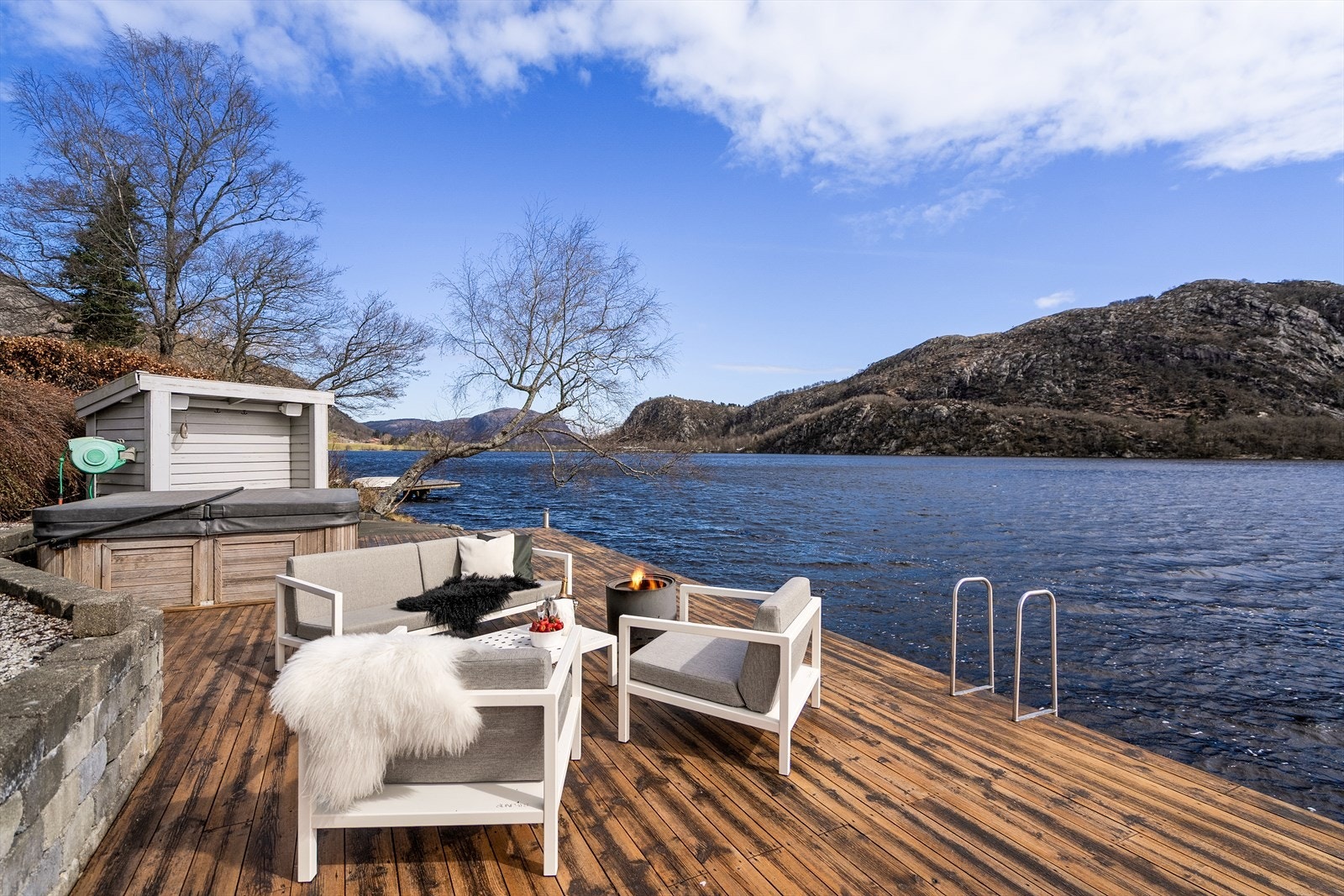 Den private bryggen er et fantastisk uterom, med god plass til en sittegruppe og direkte tilgang til sjøen for bading og båtliv. Galleribilde