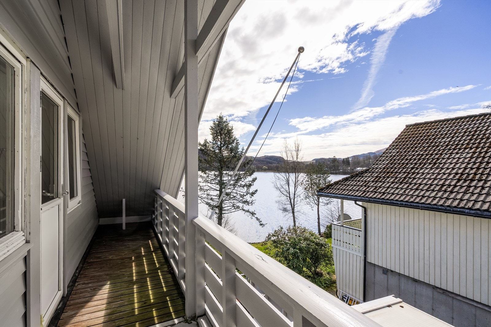 Fra hovedsoverommet er det utgang til en privat, overbygd balkong. Galleribilde