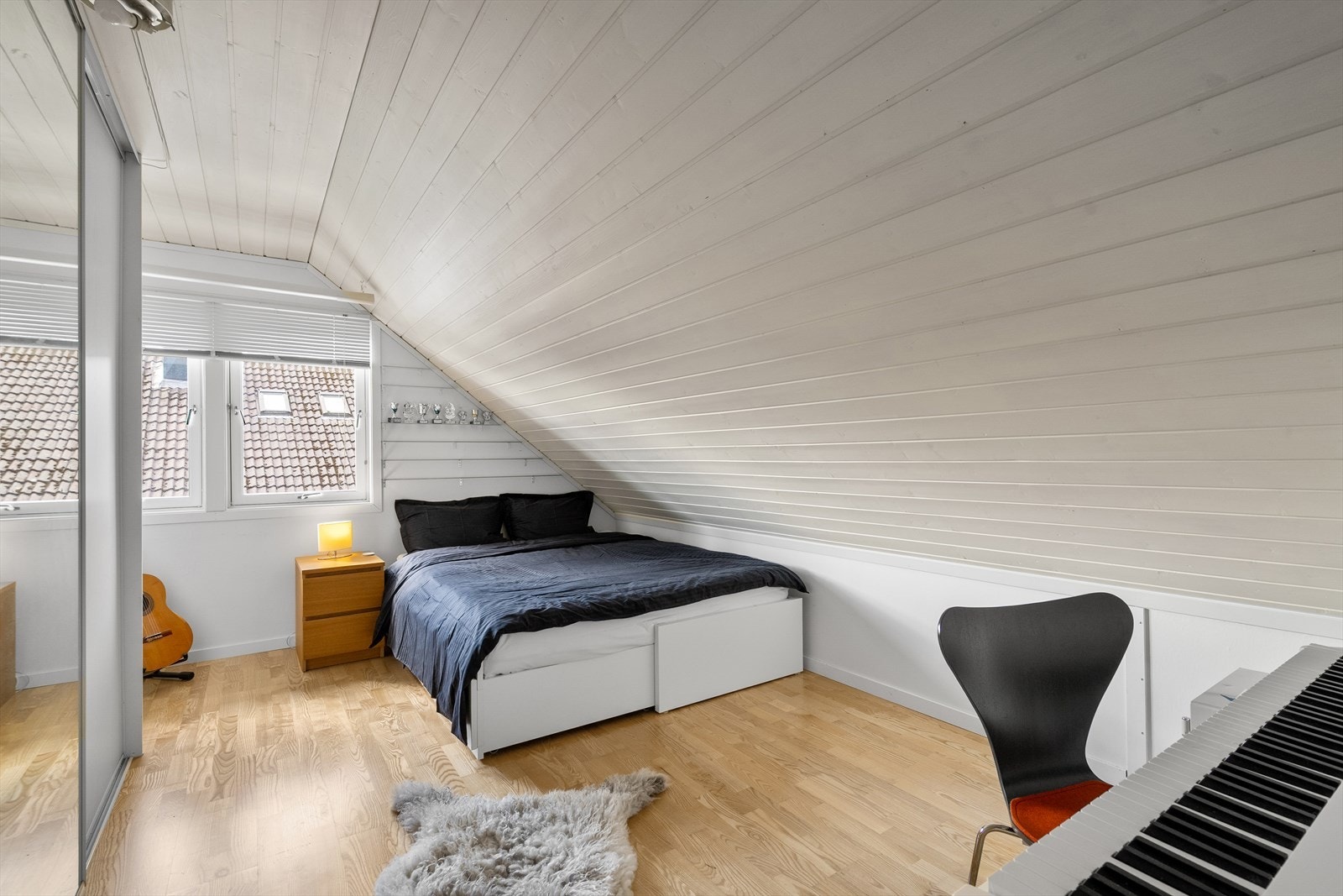 Dette soverommet har en smart løsning med skyvedørsgarderobe og plass til seng under skråtaket. Galleribilde