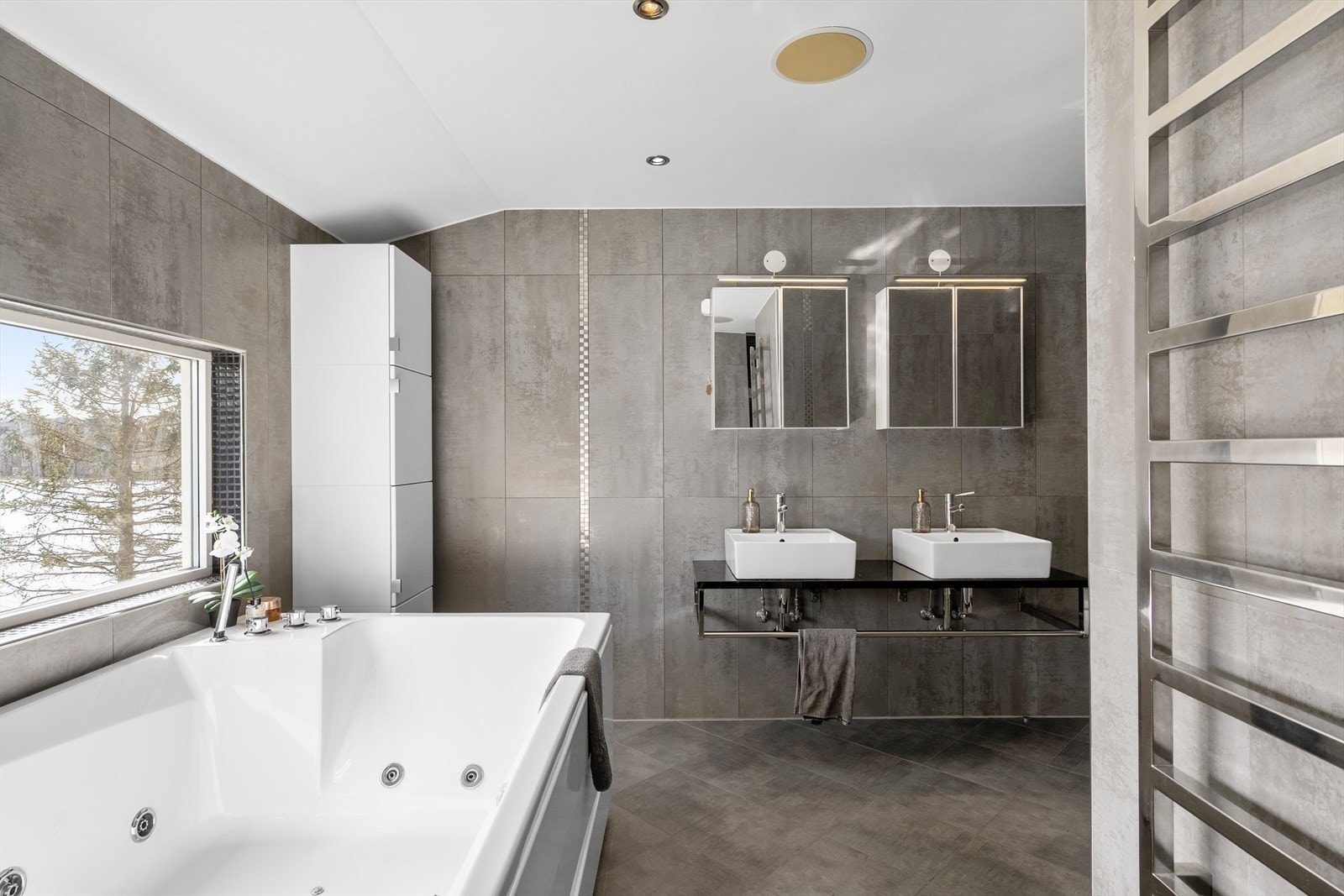 Badet har doble servanter, rikelig med oppbevaring og en praktisk håndkletørker. Galleribilde