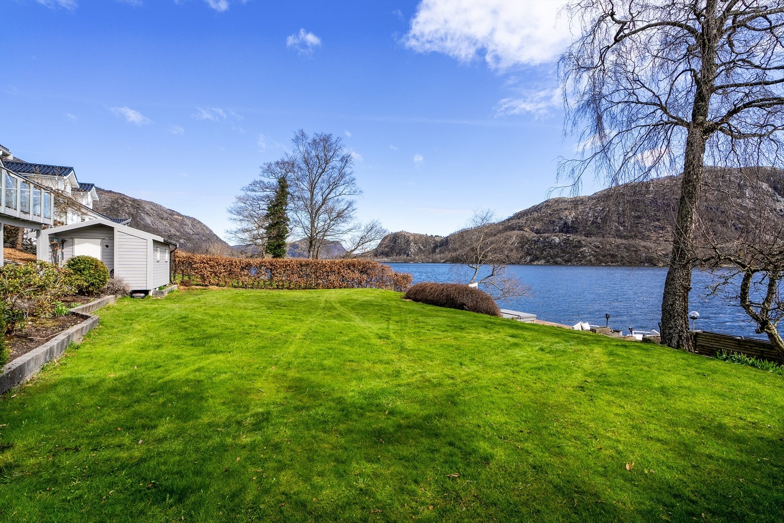 Den store, flate gressplenen er ideell for lek og aktiviteter. Galleribilde