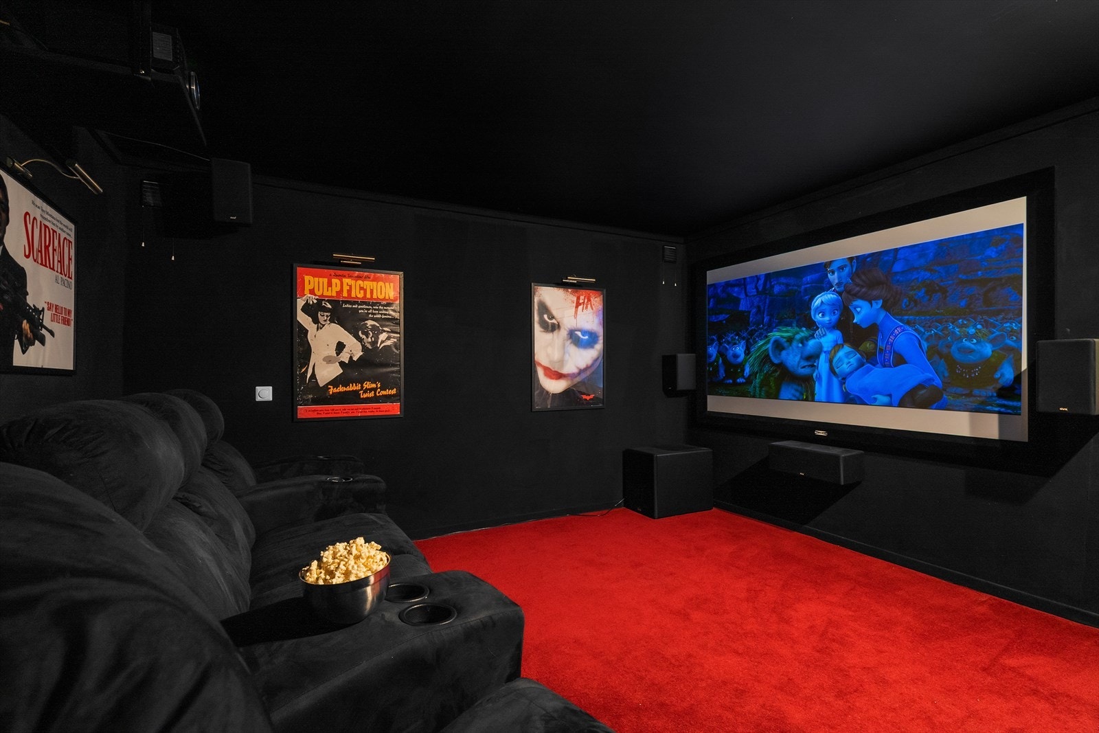 Boligen har et eget kinorom, fullt utstyrt for en autentisk filmopplevelse hjemme. Galleribilde