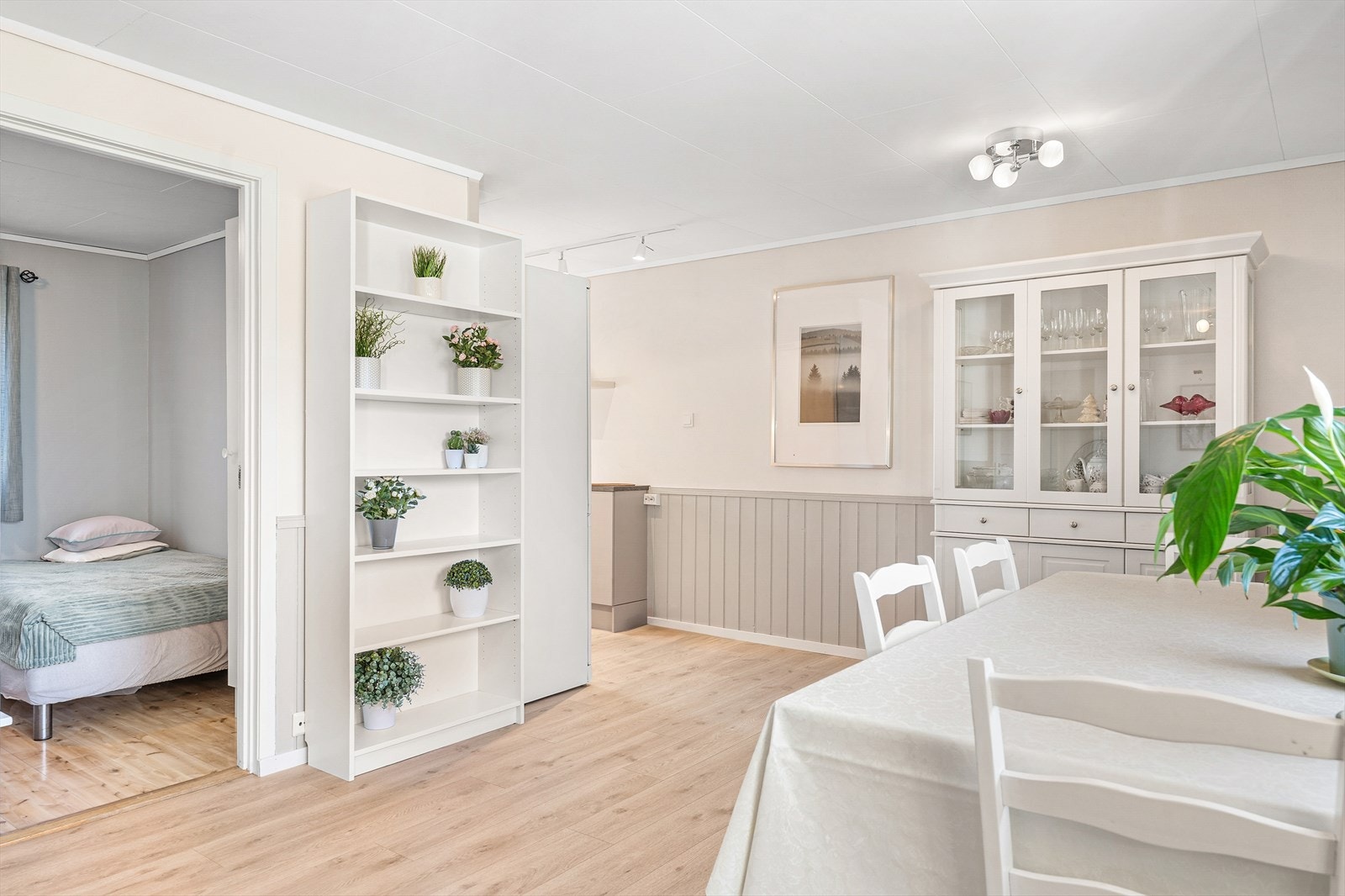 Fra stuen er det inngang til et av leilighetens rom. Galleribilde