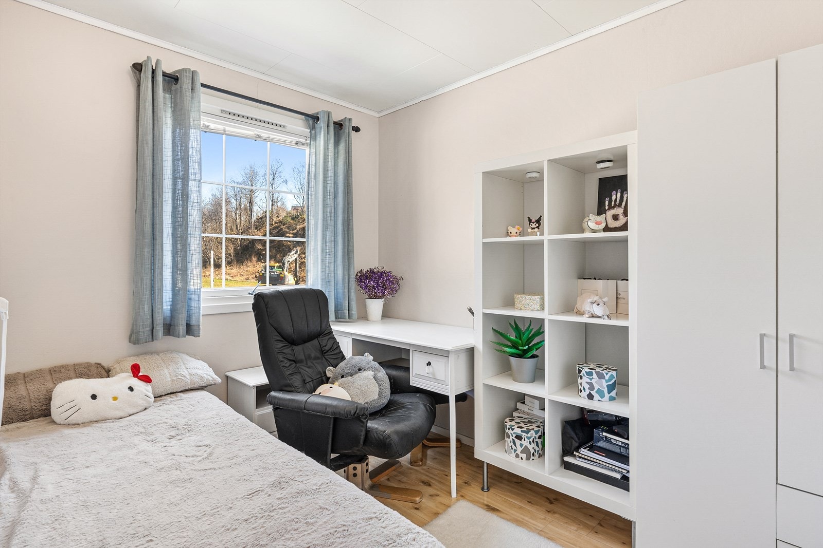 Soverom har plass til seng, skrivepult og garderobeskap Galleribilde