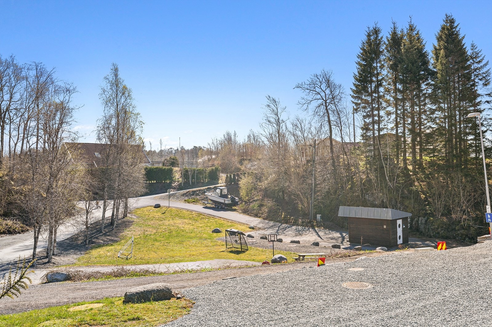 Nærområdet er rolig og barnevennlig, med lite trafikk. Galleribilde