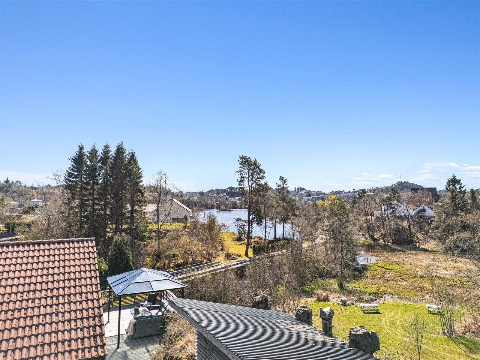Fin utsikt over nærområdet fra eiendommen. Galleribilde