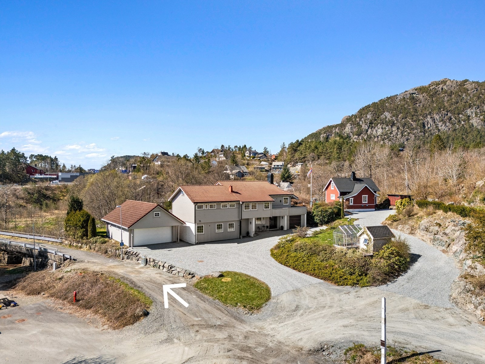 "Baneveien" er en gangvei som går forbi eiendommen Galleribilde