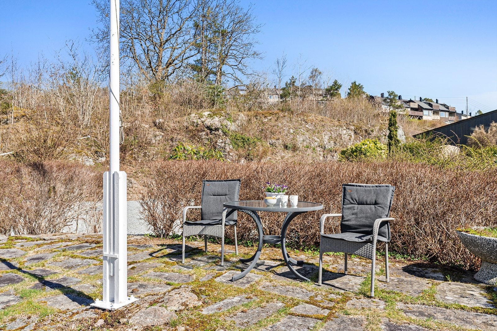 En usjenert og hyggelig sitteplass på en av eiendommens uteplasser. Galleribilde