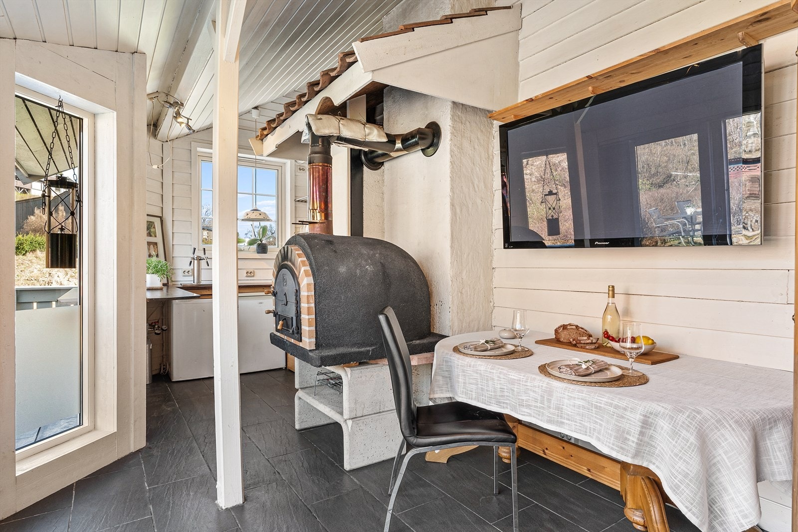 Hagestuen har vedfyrt pizzaovn og en røykovn. Galleribilde