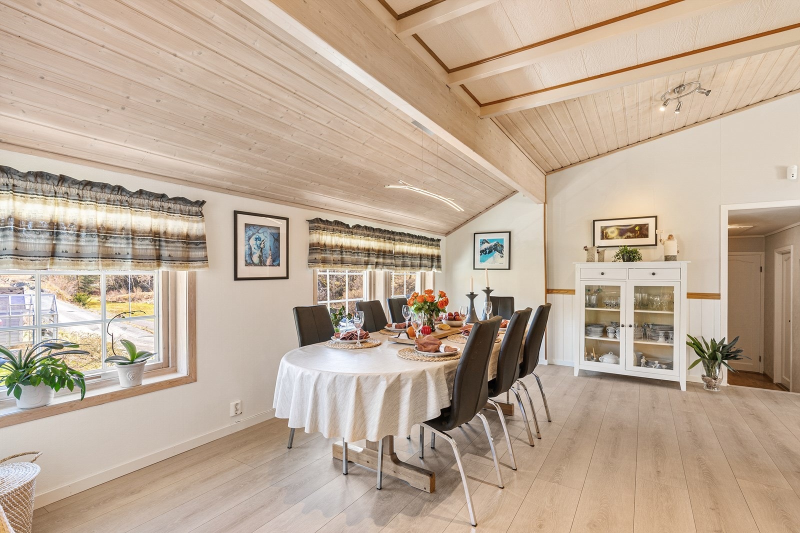 Spisestuen har plass til langbord og er en naturlig samlingsplass i huset. Galleribilde