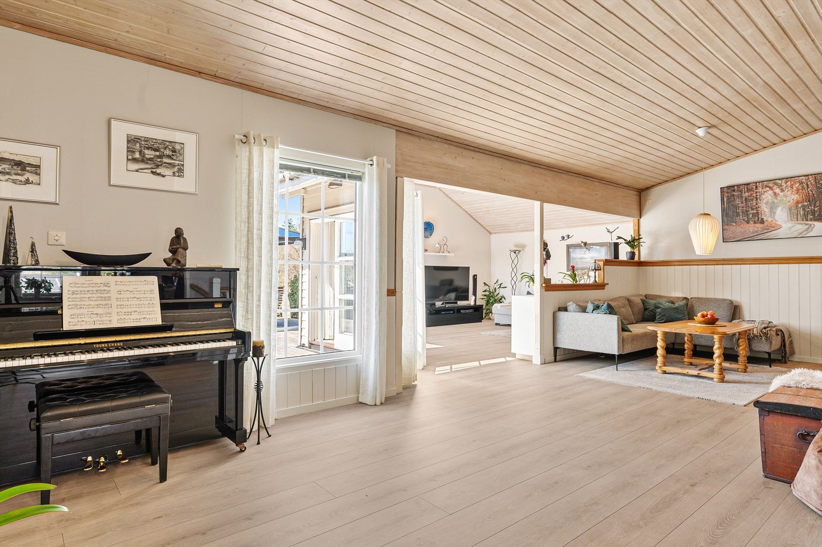 Stuen er delt inn i flere soner, med god plass til både sofagruppe og for eksempel et piano. Galleribilde