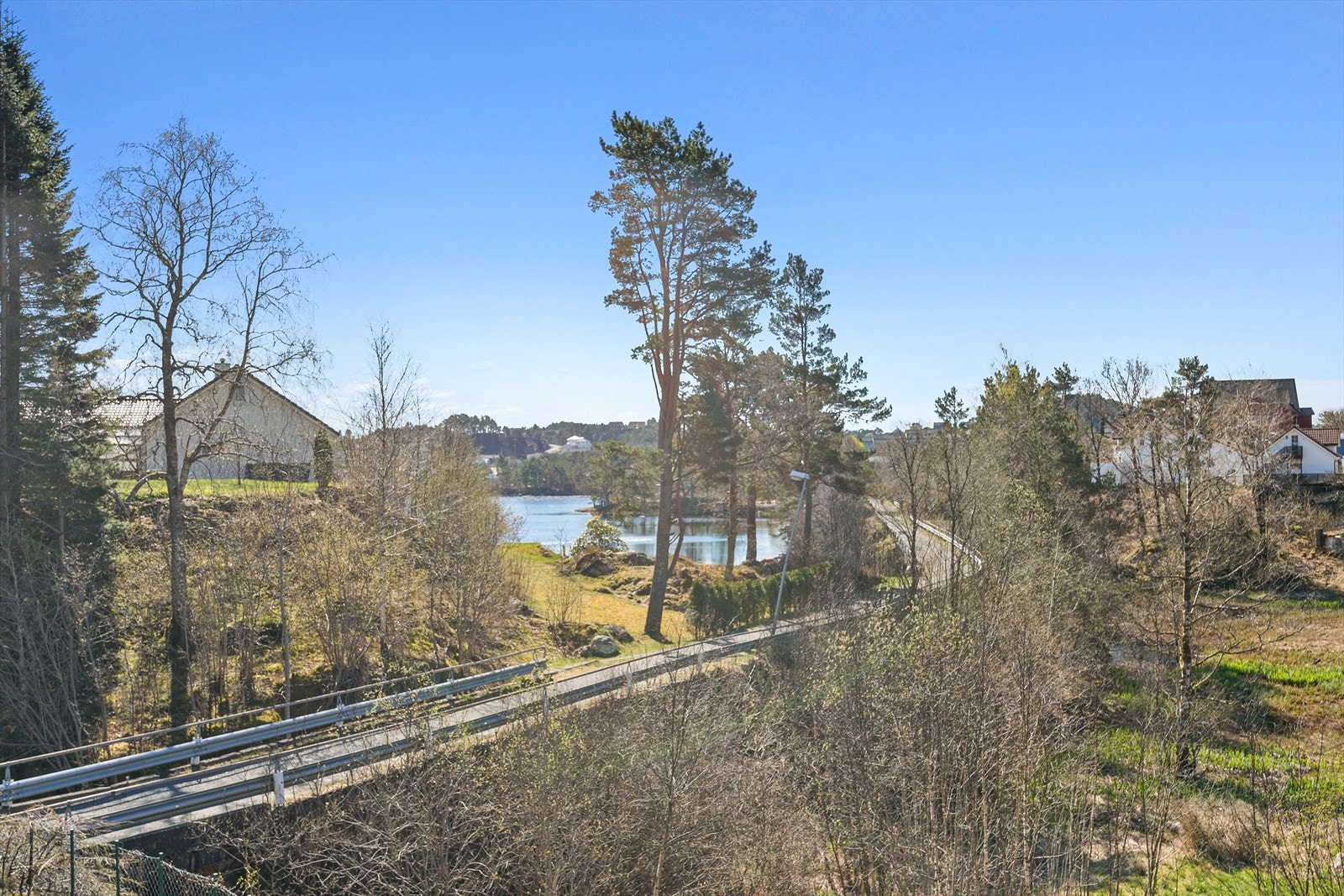 Nyt en spasertur langs Baneveien til Sagvåg sentrum Galleribilde