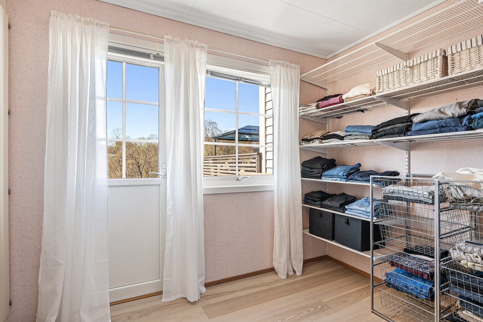 Fra dette soverommet, nå brukt som walk-in-closet er det utgang til en balkong. Døren er fra 2015. Galleribilde
