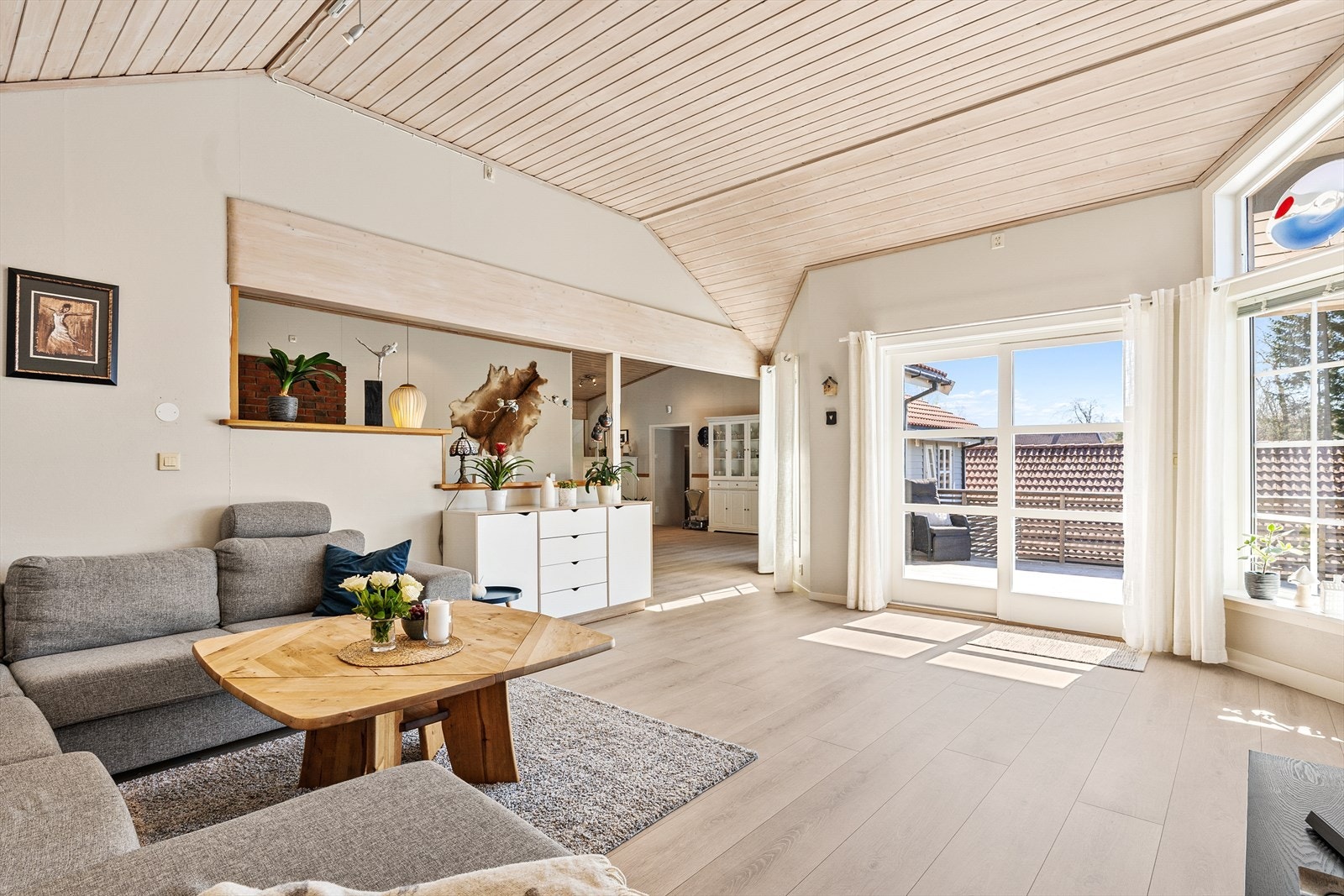 Høye himlinger i stue som gir en god romfølelse. Stue har direkte utgang til en av de store terrassene. Galleribilde