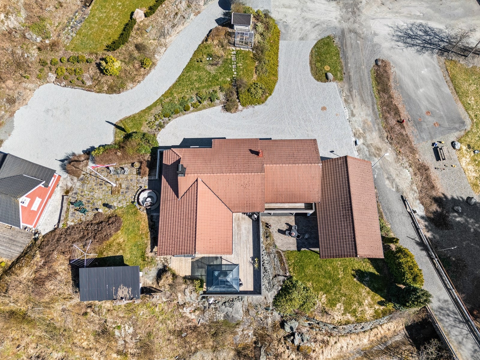Rundt boligen er det etablert et samlet terrasse- og balkongareal på ca. 99 m², med uteplasser orientert mot vest, nord og øst. Galleribilde