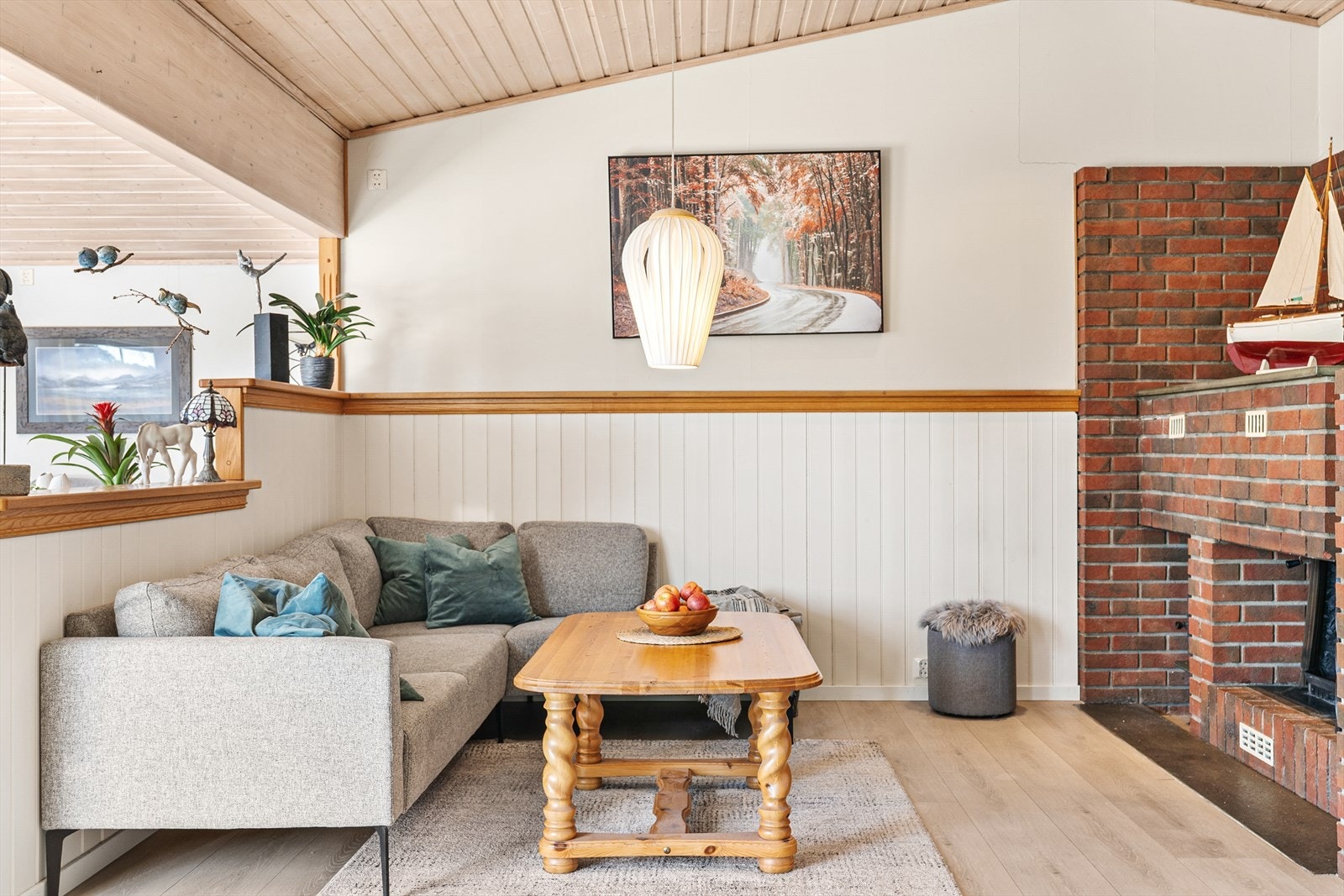 Peisen gir en hyggelig atmosfære og ekstra varme. Boligen har totalt to vedovner, åpen peis og et ildsted. Galleribilde