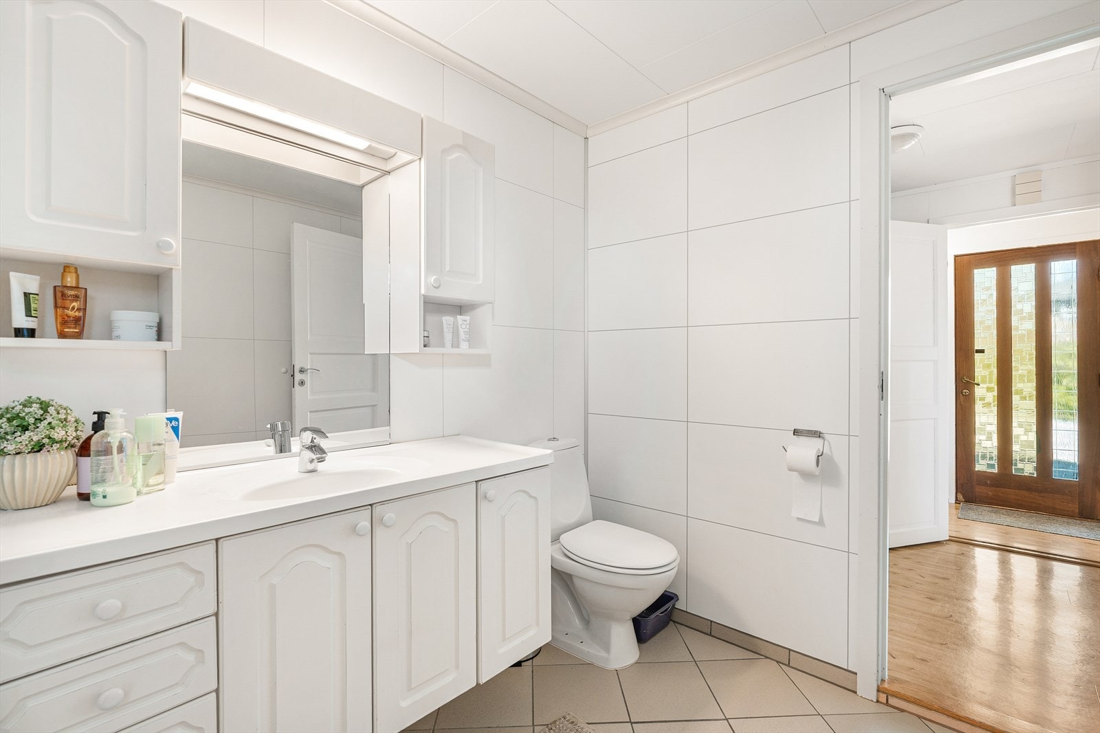Badet er utstyrt med baderomsinnredning m/heldekkende vask, toalett og dusjkabinett. Galleribilde