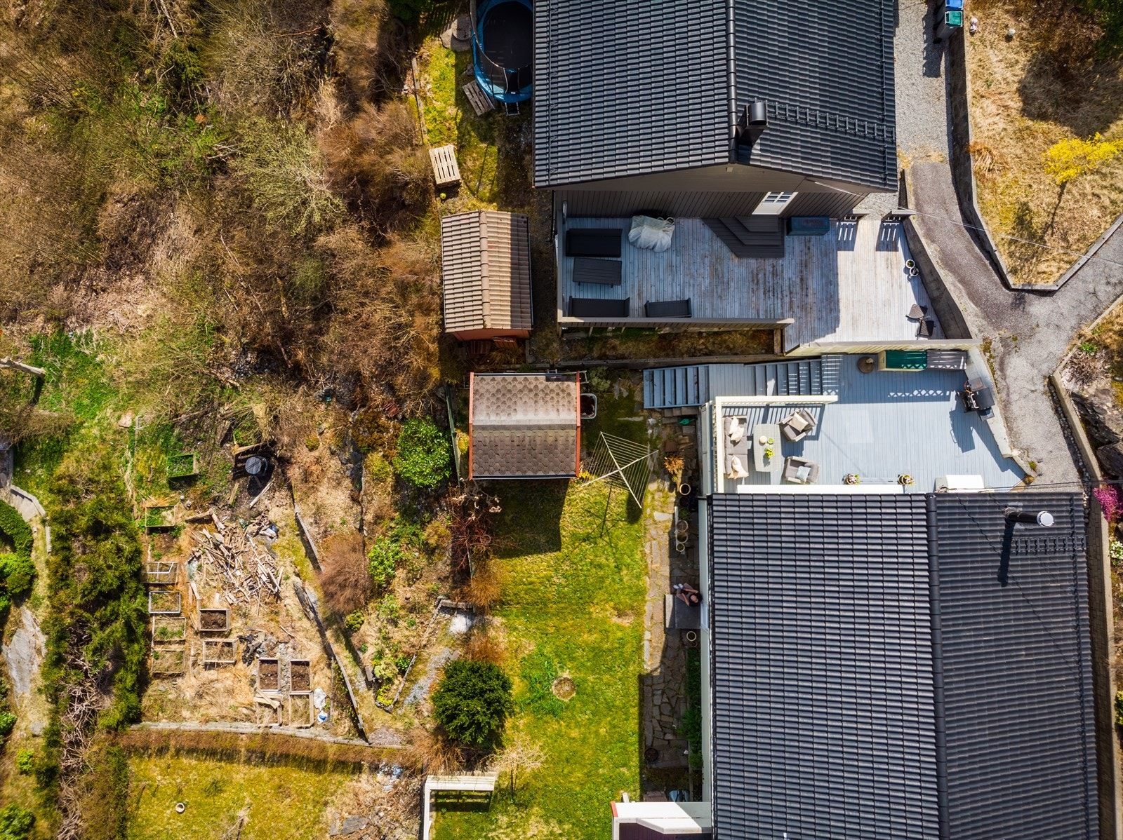- Romslig tomt opparbeidet med terrasse, hagedel og redskapsbod - Galleribilde