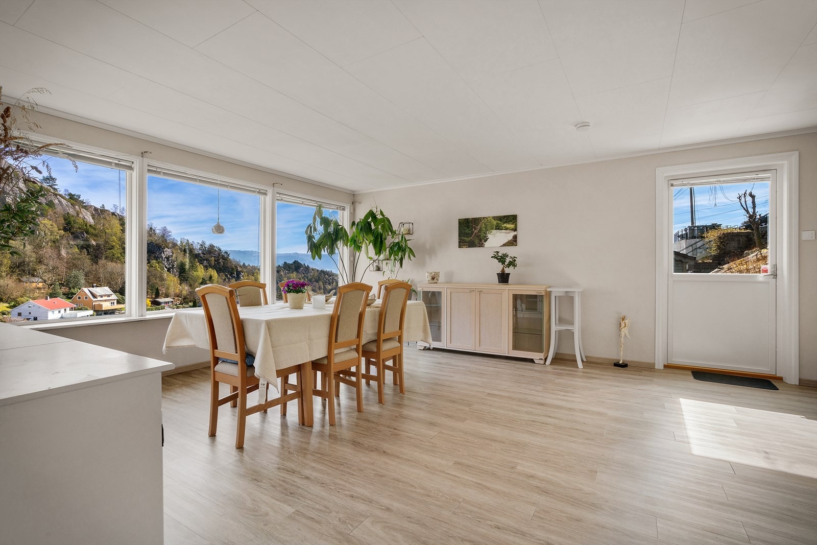 - Hovedetasjen inneholder entré, gang, toalett, kjøkken og stue - Galleribilde