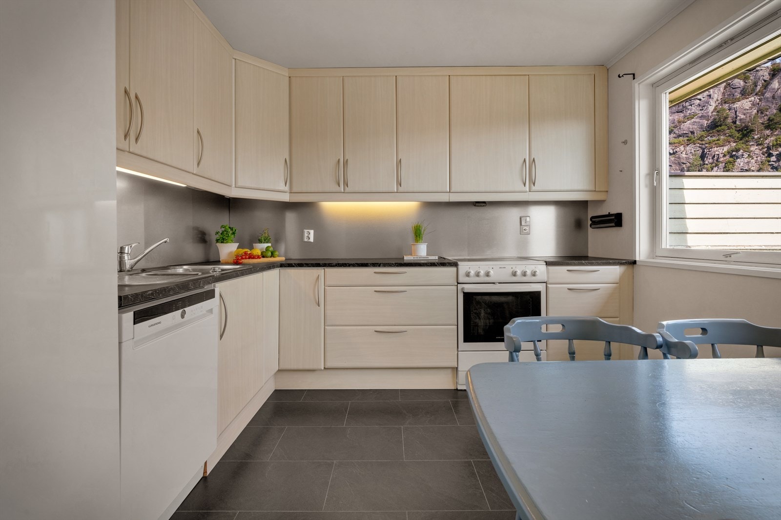 - Innredning med slette fronter og benkeplate av laminat - Galleribilde