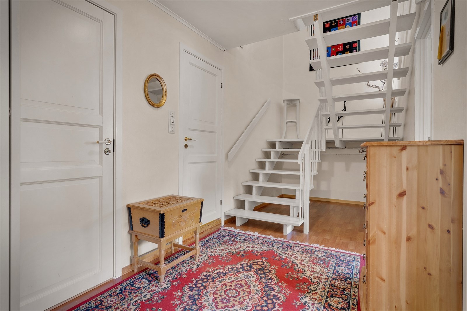 - Kjelleren inneholder gang, 3 soverom, bad og 2 boder - Galleribilde
