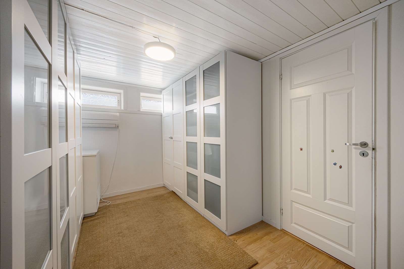I underetasjen er det 2 ganger, innredet rom/kjellerstue, bad, vaskerom, 3 soverom og en bod. Galleribilde