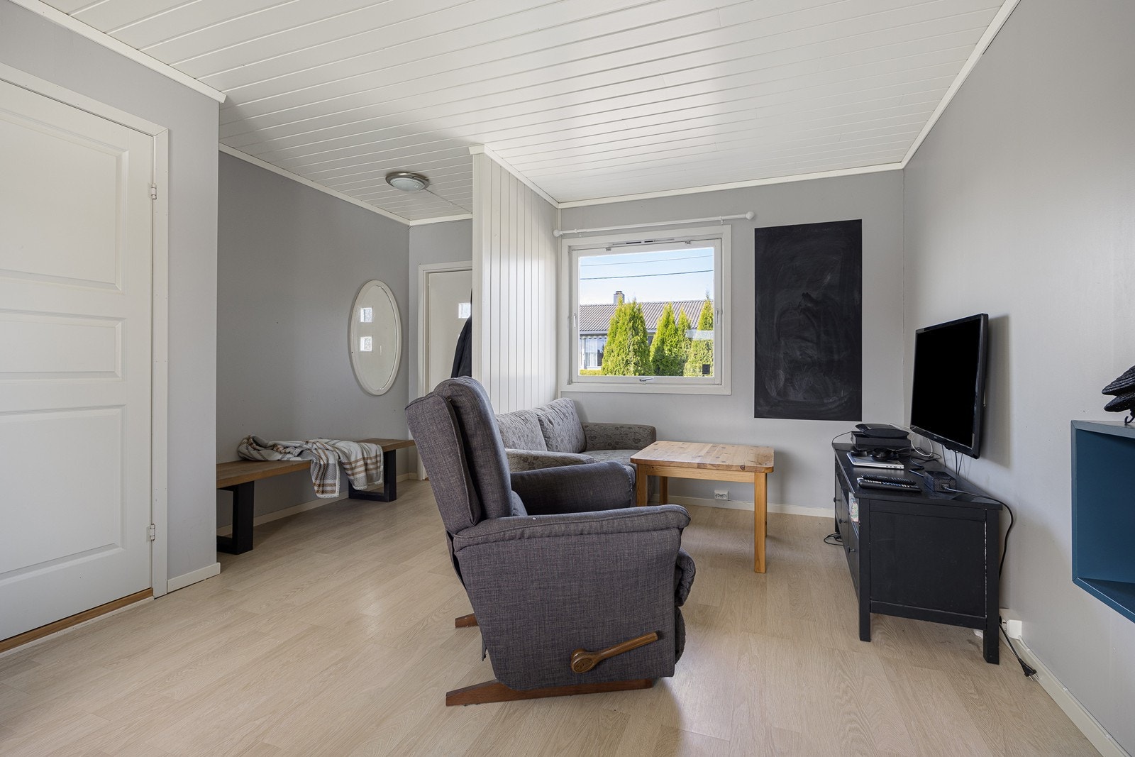 Kjøkken og stue ligger i en åpen løsning og har plass til både sofagruppe og spisebord. Galleribilde