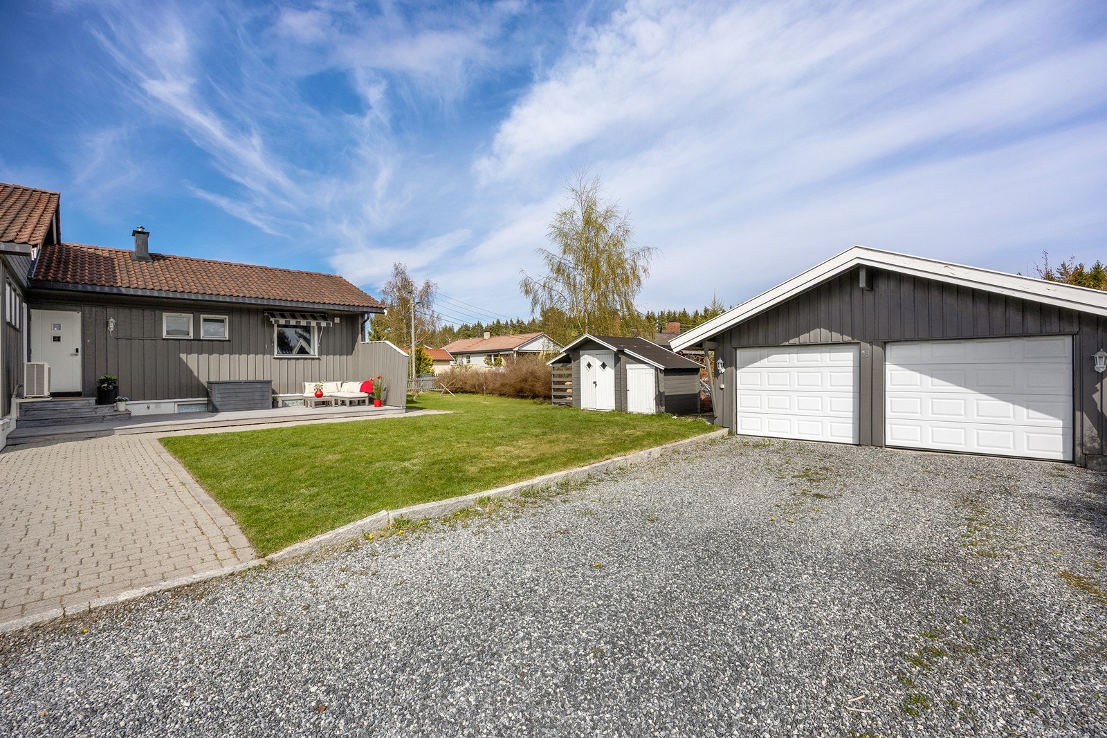 Parkering kan gjøres i den frittstående garasjen eller på på den gruslagte gårdsplassen. Garasjen har et areal på ca. 33 kvm, elektrisk portåpner og lader for elbil. Galleribilde