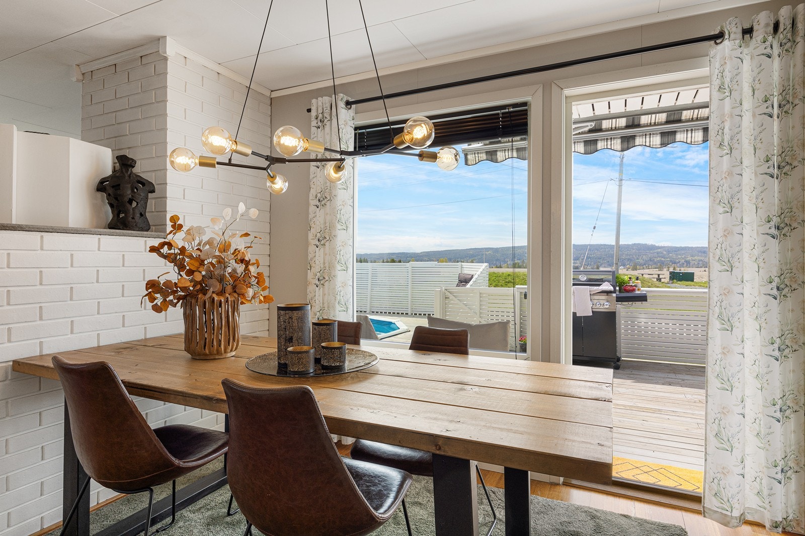 Herfra er det utgang til den store terrassen med basseng. Galleribilde