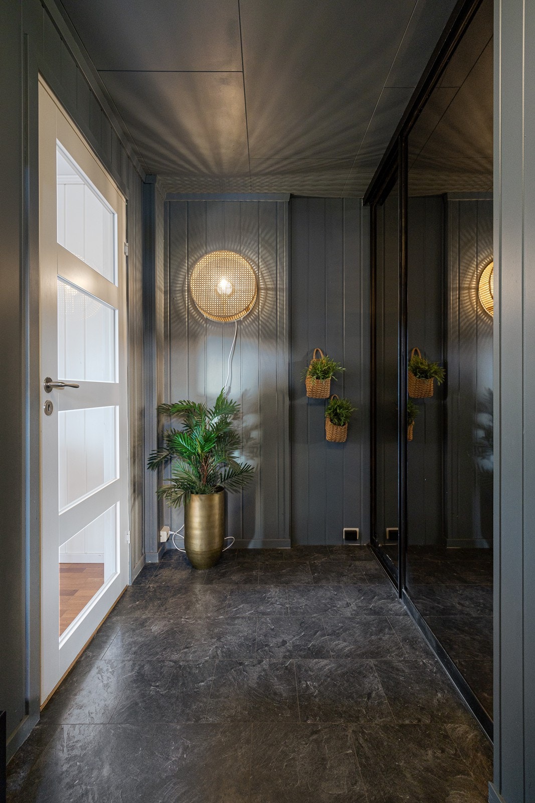 I tillegg er det god oppbevaringsplass i en romslig, plassbygget skyvedørsgarderobe. Inne i skyvedørsgarderoben er det en dør til hybeldelen. Galleribilde