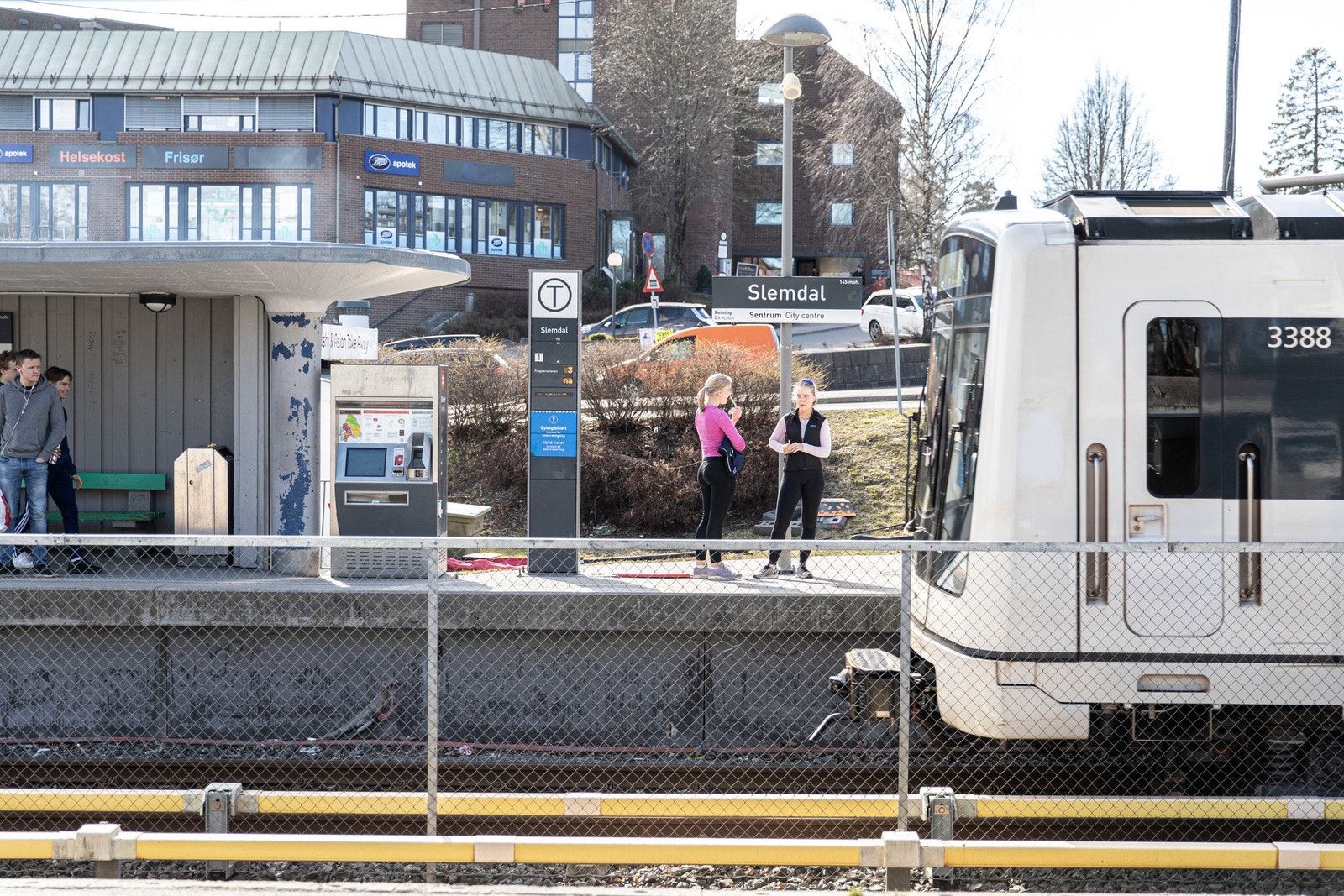 Slemdal T-bane bare en kort spasertur på 3 minutter unna, og tar deg til sentrum på ca. 10 min. Galleribilde