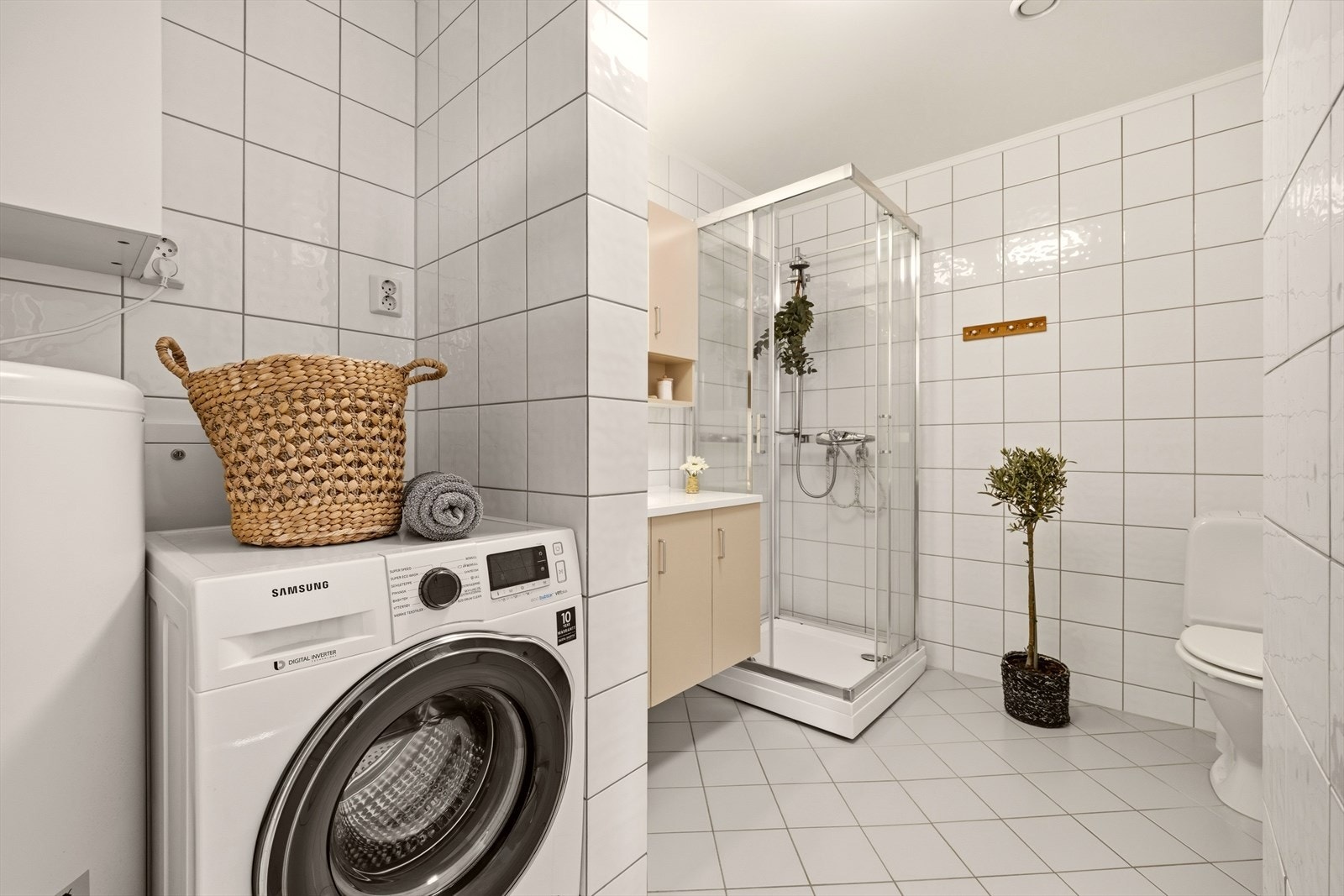 Nisje med plass for vaskemaskin og varmtvannsbereder Galleribilde