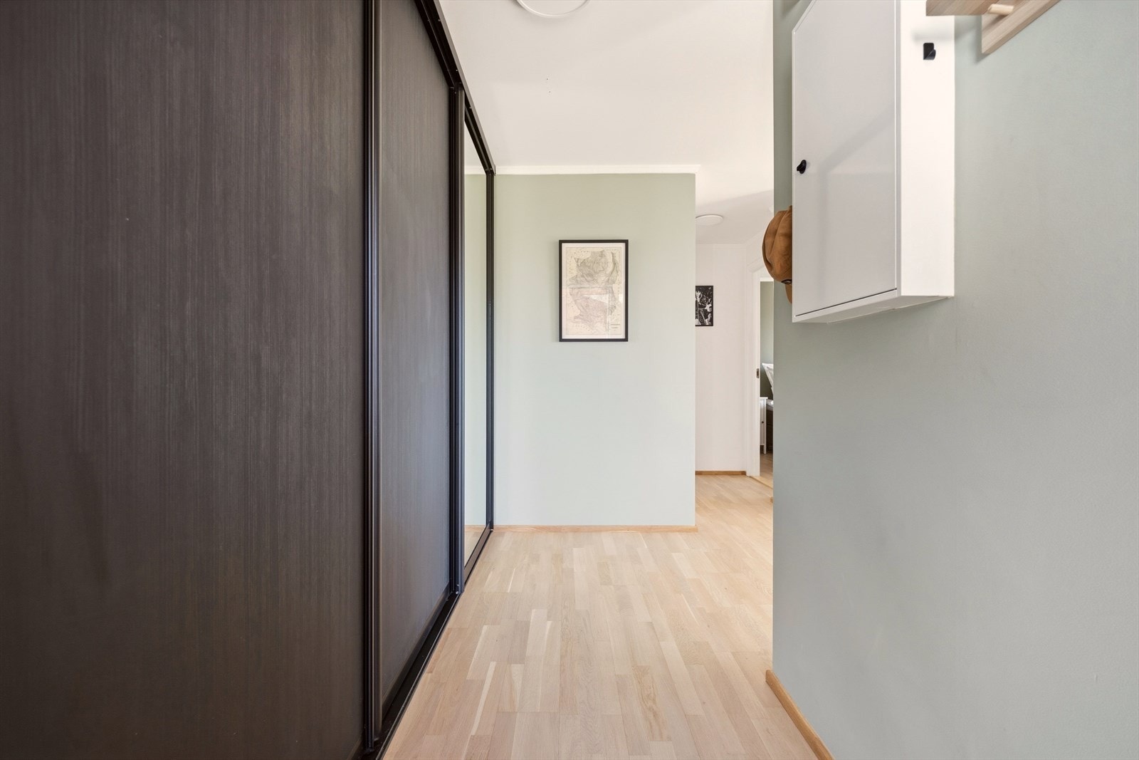 Lys og innbydende entré med stor skyvedørsgarderobe som gir gode oppbevaringsmuligheter for yttertøy og sko Galleribilde