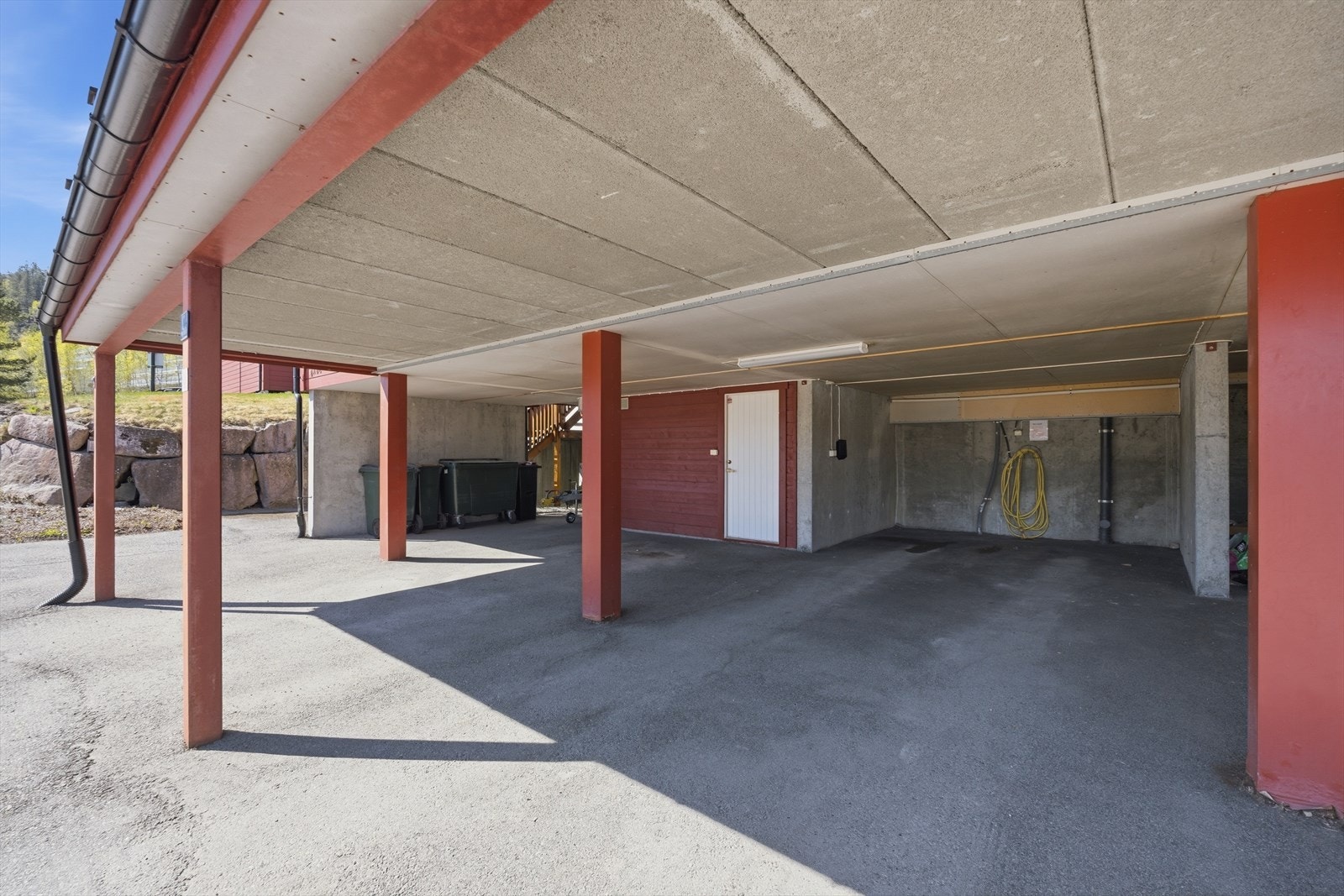 Parkering i carport med montert elbil-lader Galleribilde