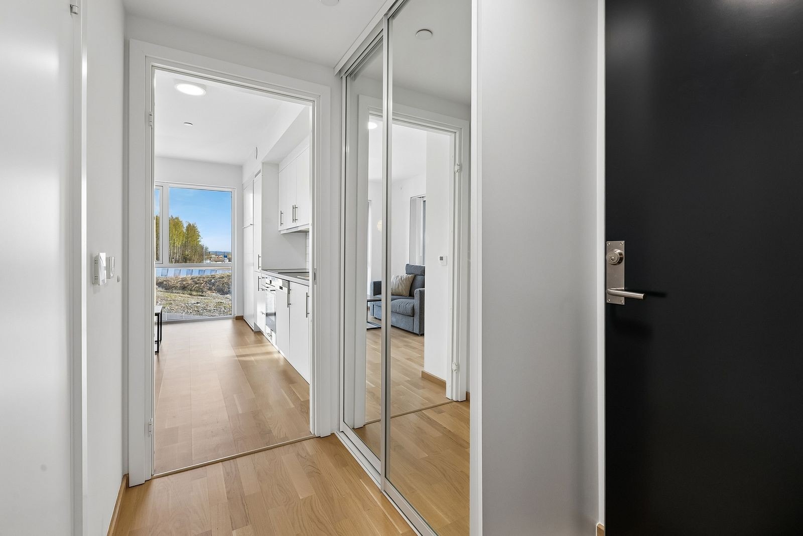 Entréen har god plass til oppbevaring av yttertøy og garderobeløsning. Galleribilde