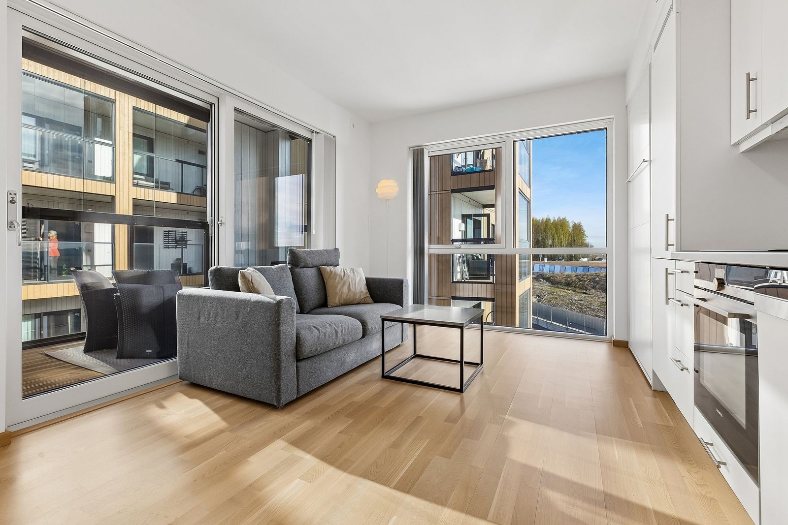 Oppholdsrommet har en praktisk utforming med plass til både sofa og seng. Galleribilde