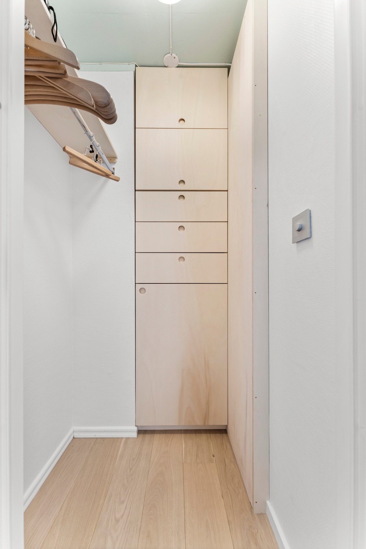 Separat garderobe- og lagringsrom med plassbygget skapseksjon i gulv-til-tak-høyde. Galleribilde