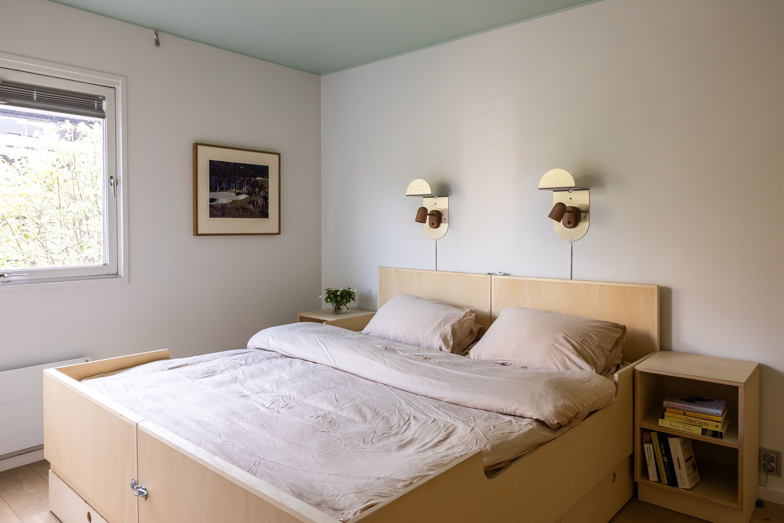 Soverom med rikelig plass til dobbeltseng. Galleribilde