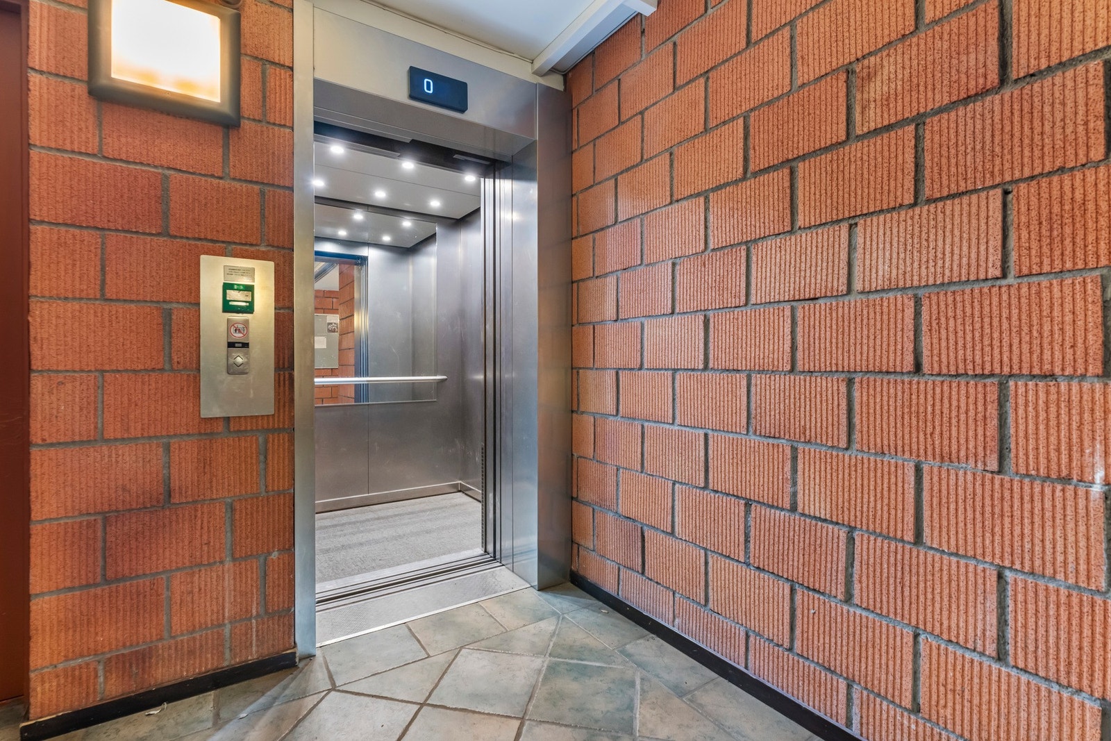 Nyrestaurert heis. Galleribilde