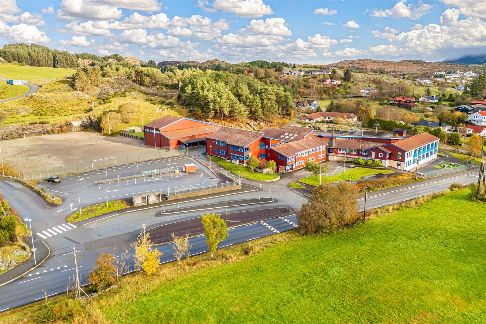 Ulveset Skule ligger også like ved som er en skole fra 1-7 klasse. Galleribilde