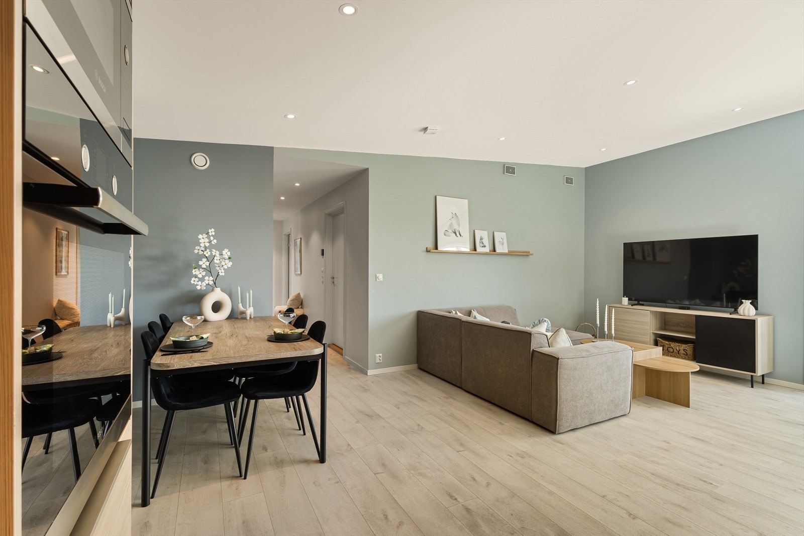 I stuen er det god plass til både sofagruppe og spisegruppe. Galleribilde