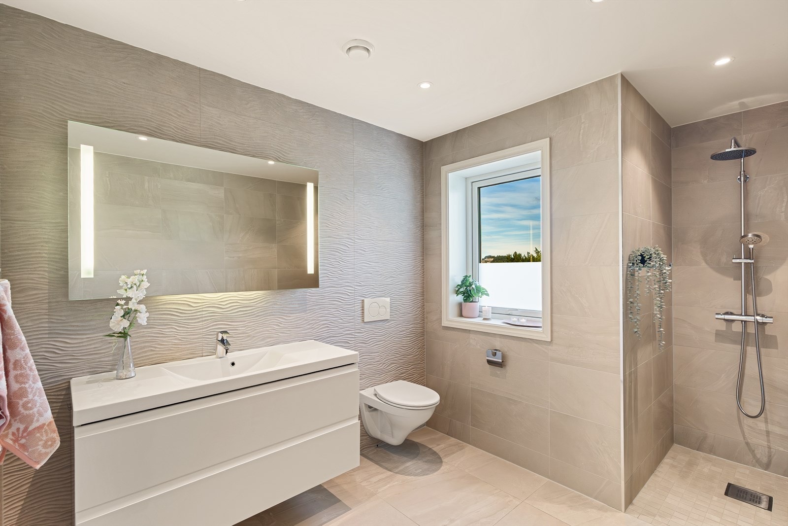 Badet er delikat innredet og har keramiske fliser på gulv og vegger. Galleribilde
