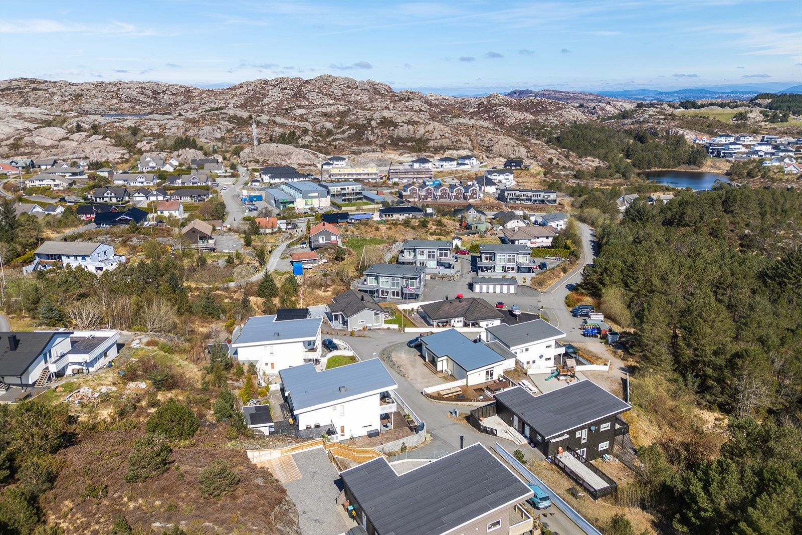 Eiendommen har en attraktiv og landlig beliggenhet i et veletablert og rolig boligområde. Galleribilde