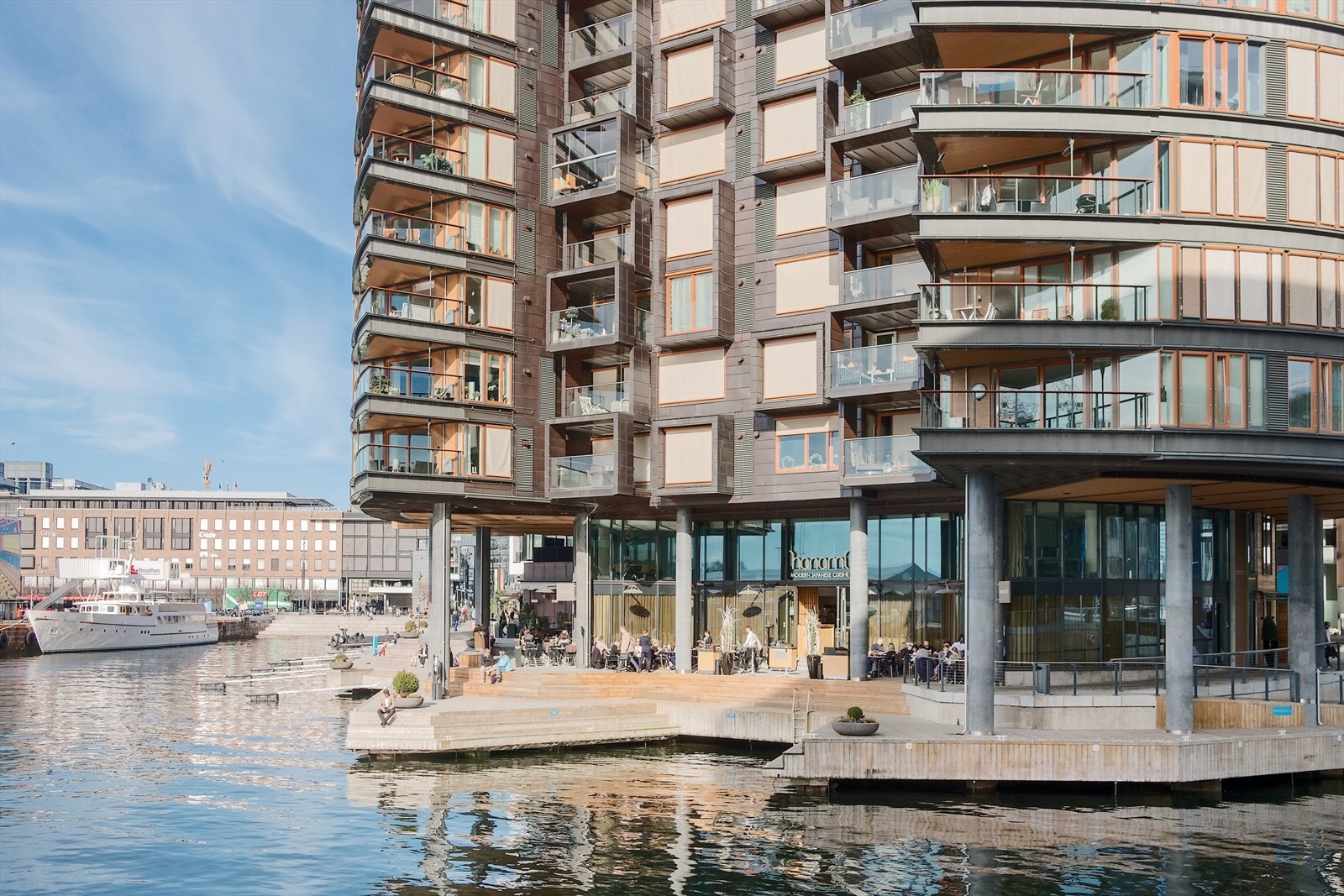 Bygget har en sentral beliggenhet med nærhet til Aker Brygge, sjøen og promenader. Galleribilde