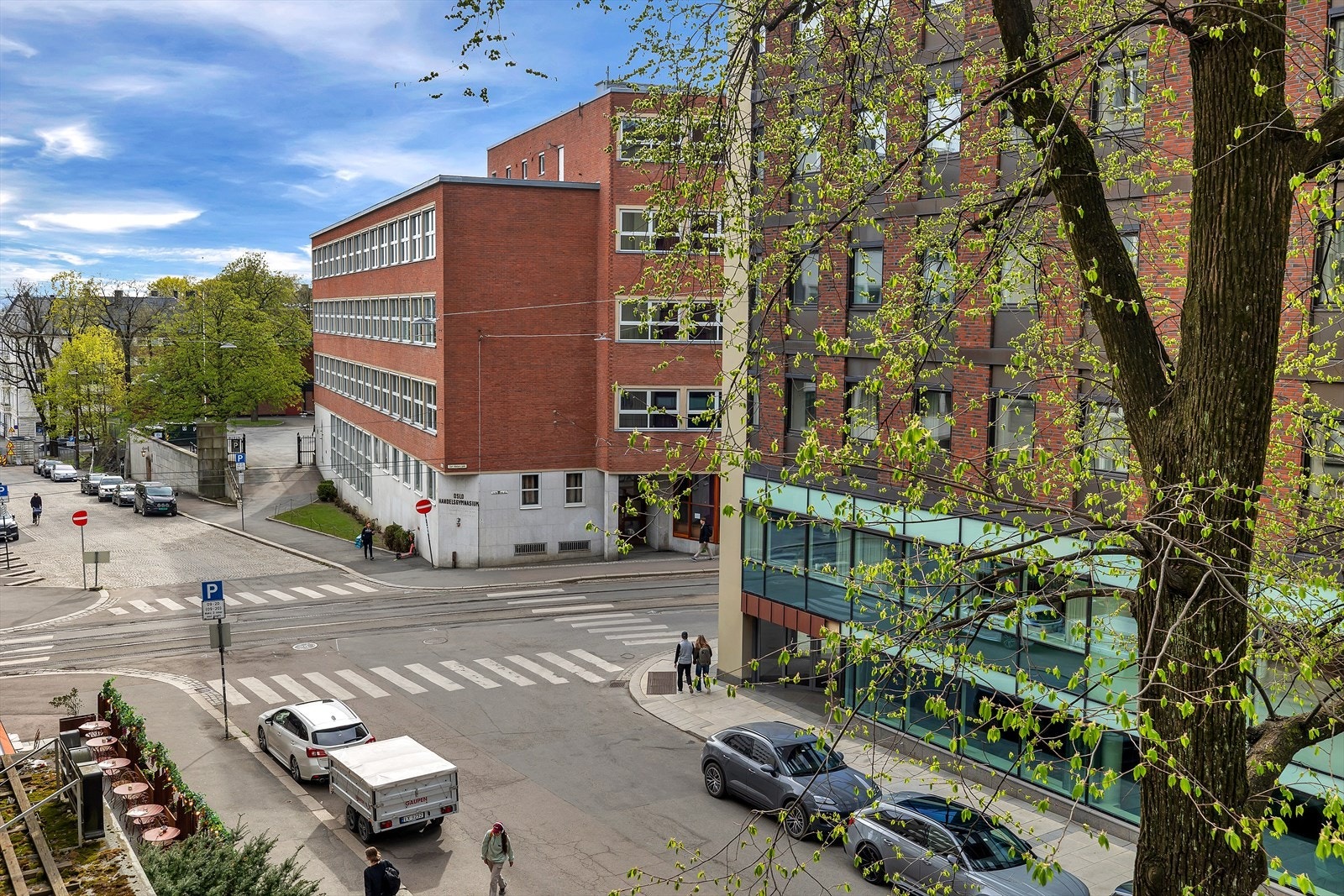 Utsikt fra stuevindu mot rolig blindgate. Galleribilde