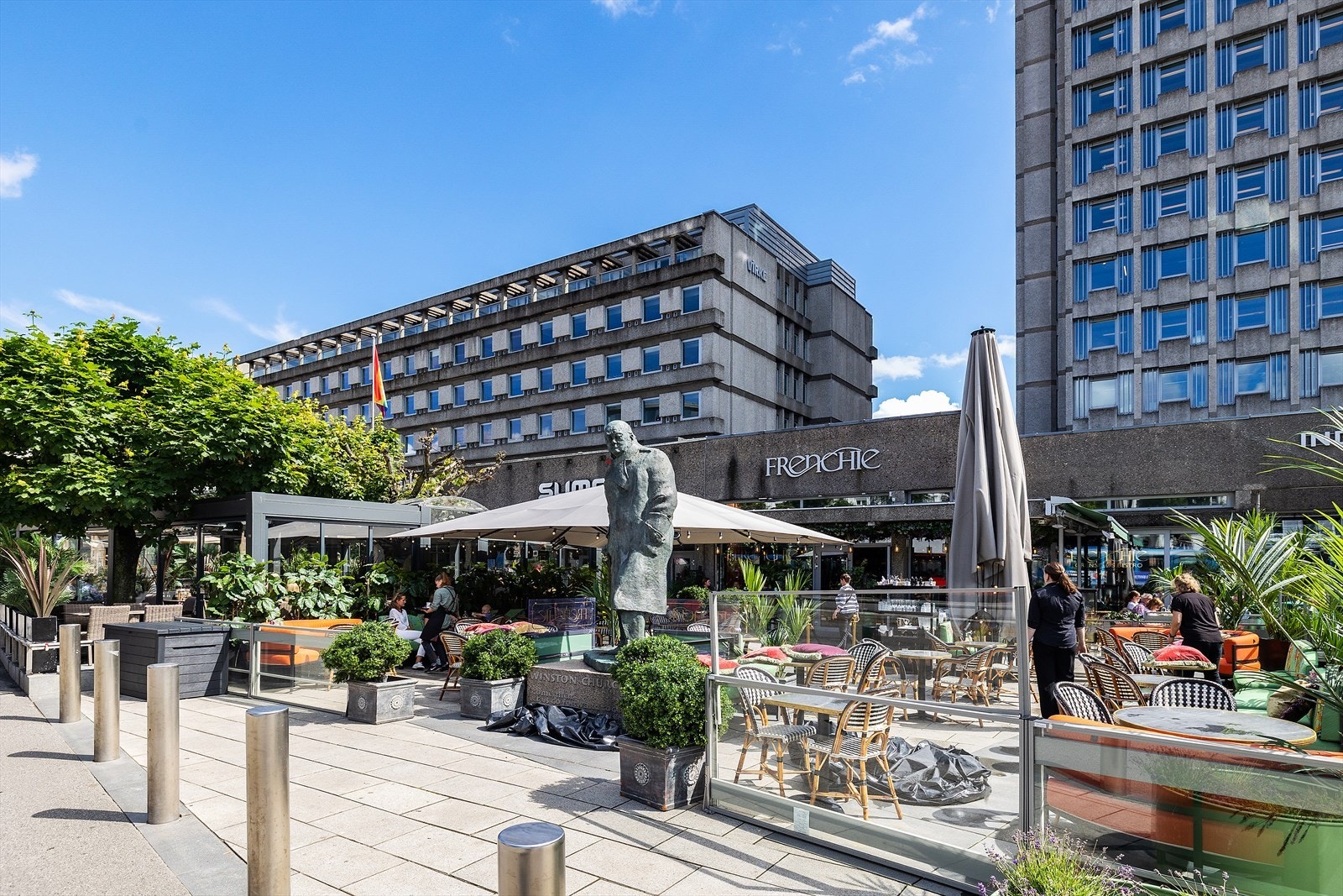 Solli plass har flere restauranter og utendørs serveringssteder som skaper en hyggelig atmosfære. Galleribilde